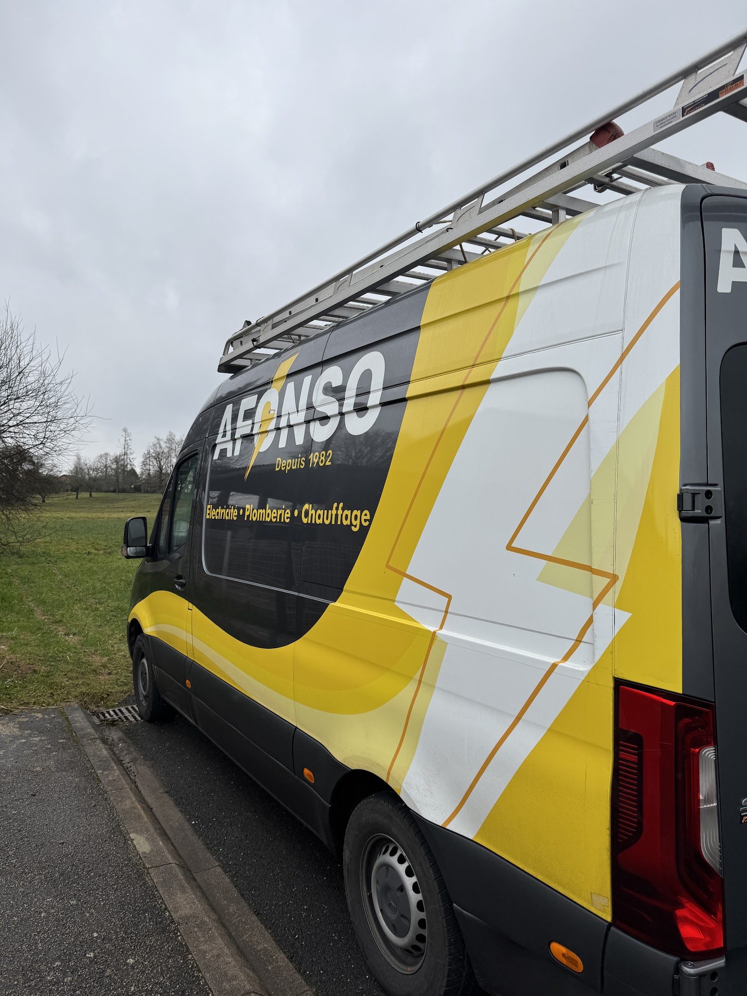 Une camionnette AFONSO, Électricité · Plomberie · Chauffage