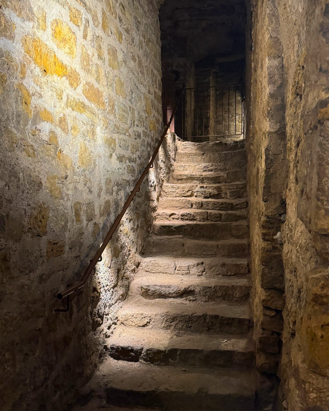 Escalier de cave en pierre éclairé